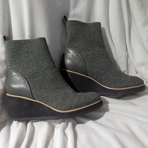 Sofft Size 8M Stylish Women's Wedge Ankle Boots - Gray